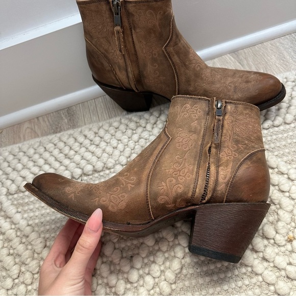 SHYANNE LEATHER RUSTIC TAN ANKLE COWGIRL BOOTS BOOTIES ROUND TOE - Picture 4 of 9